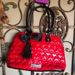 🎁🎁 Beautiful Betsey Johnson red vinyl purse with black bow never used…